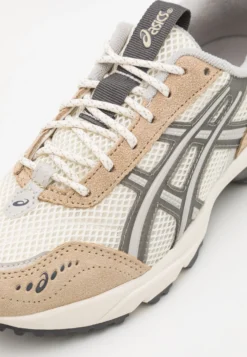 ASICS SportStyle Gel-1090V2 Unisex - Baskets Basses - Cream/Clay Grey -Magasin De Chaussures Mode Pour Femmes 08f41b504ea2442190a6a69cb5fb4f9a scaled