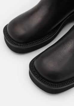 MM6 Maison Margiela Boot - Bottes À Plateau - Black -Magasin De Chaussures Mode Pour Femmes 39c5aee349244b55b400999e9a5a42e6 scaled