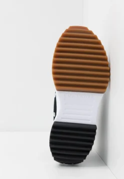 Converse Run Star Hike - Baskets Montantes - Black/White/Gum 14 Converse Run Star Hike - Baskets Montantes - Black/White/Gum -Magasin De Chaussures Mode Pour Femmes 4c1e1c4f7b584589aa9786722c5e9c52 scaled