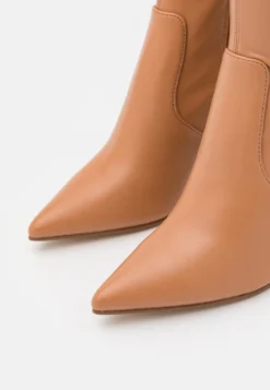 Steve Madden Late Night - Cuissardes - Tan Paris -Magasin De Chaussures Mode Pour Femmes a1c13c83253947cb9863f6e72198ebce scaled