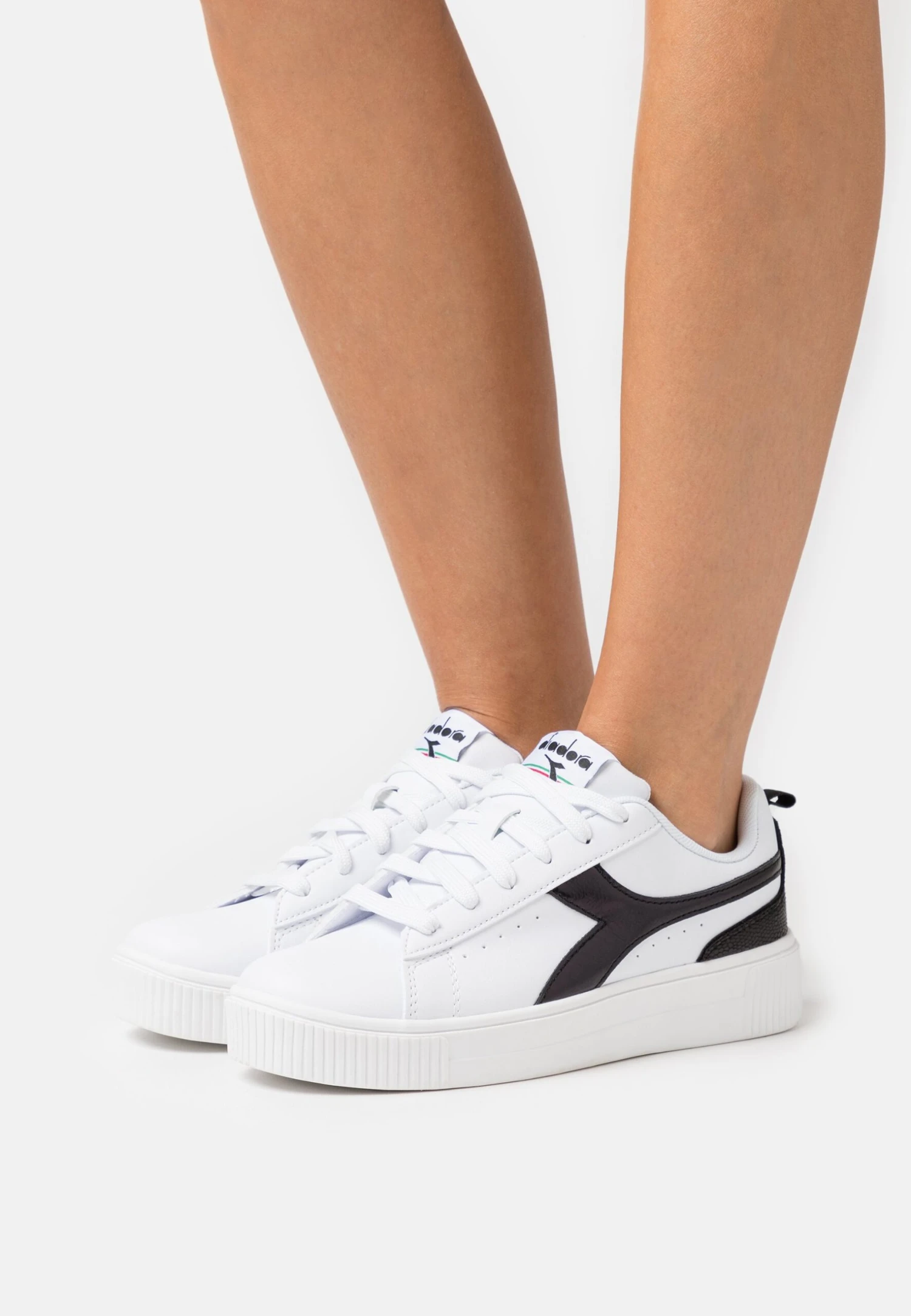 Diadora Amber Hologram - Baskets Basses - White/Black 1 Diadora Amber Hologram - Baskets Basses - White/Black