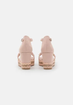 Marco Tozzi By Guido Maria Kretschmer - Sandales Compensées - Powder 9 Marco Tozzi By Guido Maria Kretschmer - Sandales Compensées - Powder -Magasin De Chaussures Mode Pour Femmes f8fcc13e97b5448cb976c7e9a7964161 scaled