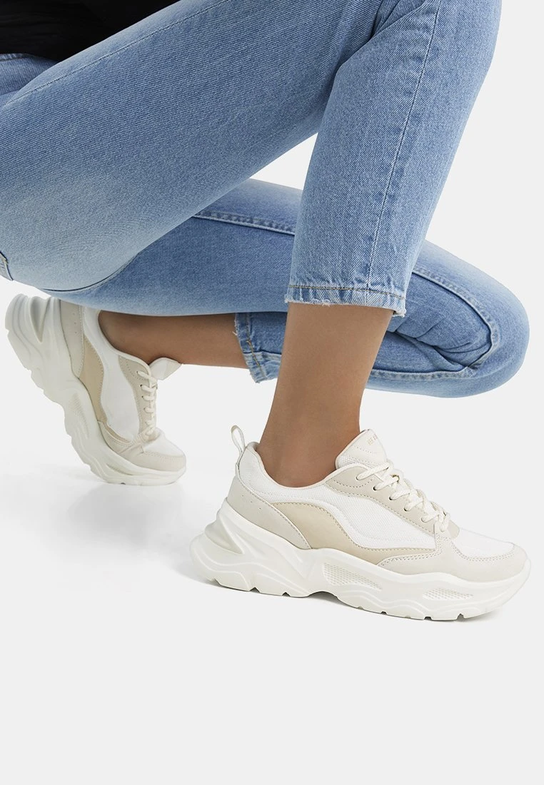 BERSHKA Detail - Contrast - Baskets Basses - Sand 1 BERSHKA Detail - Contrast - Baskets Basses - Sand