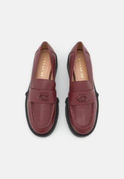 Coach Leah Loafer - Mocassins - Wine -Magasin De Chaussures Mode Pour Femmes fc80845553444efdb6db0fa278fa67d3 scaled